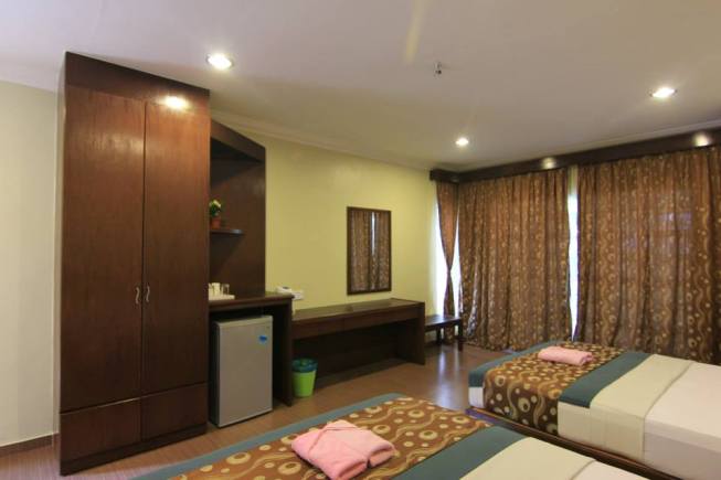 Salang Indah Deluxe Family Bungalow Room